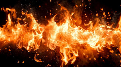 激しく燃え上がる地上の炎舞と火の粉が飛び散るファイアエフェクト