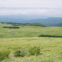 ビーナスラインが気持ちよさそうに続く霧ヶ峰の高原の写真