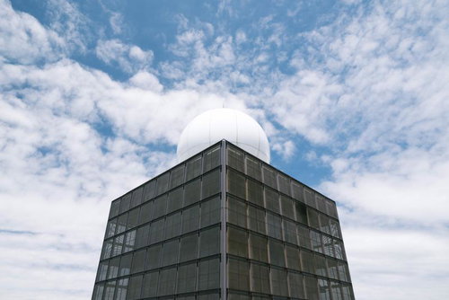 霧ヶ峰の気象レーダードーム、山頂の気象観測施設