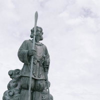 曇天の中佇む二荒山大神立像、日本百名山・男体山の山頂の写真