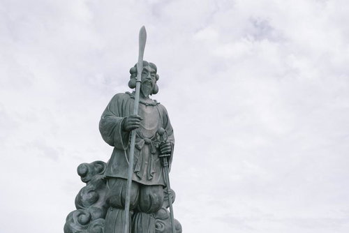 曇天の中佇む二荒山大神立像、日本百名山・男体山の山頂