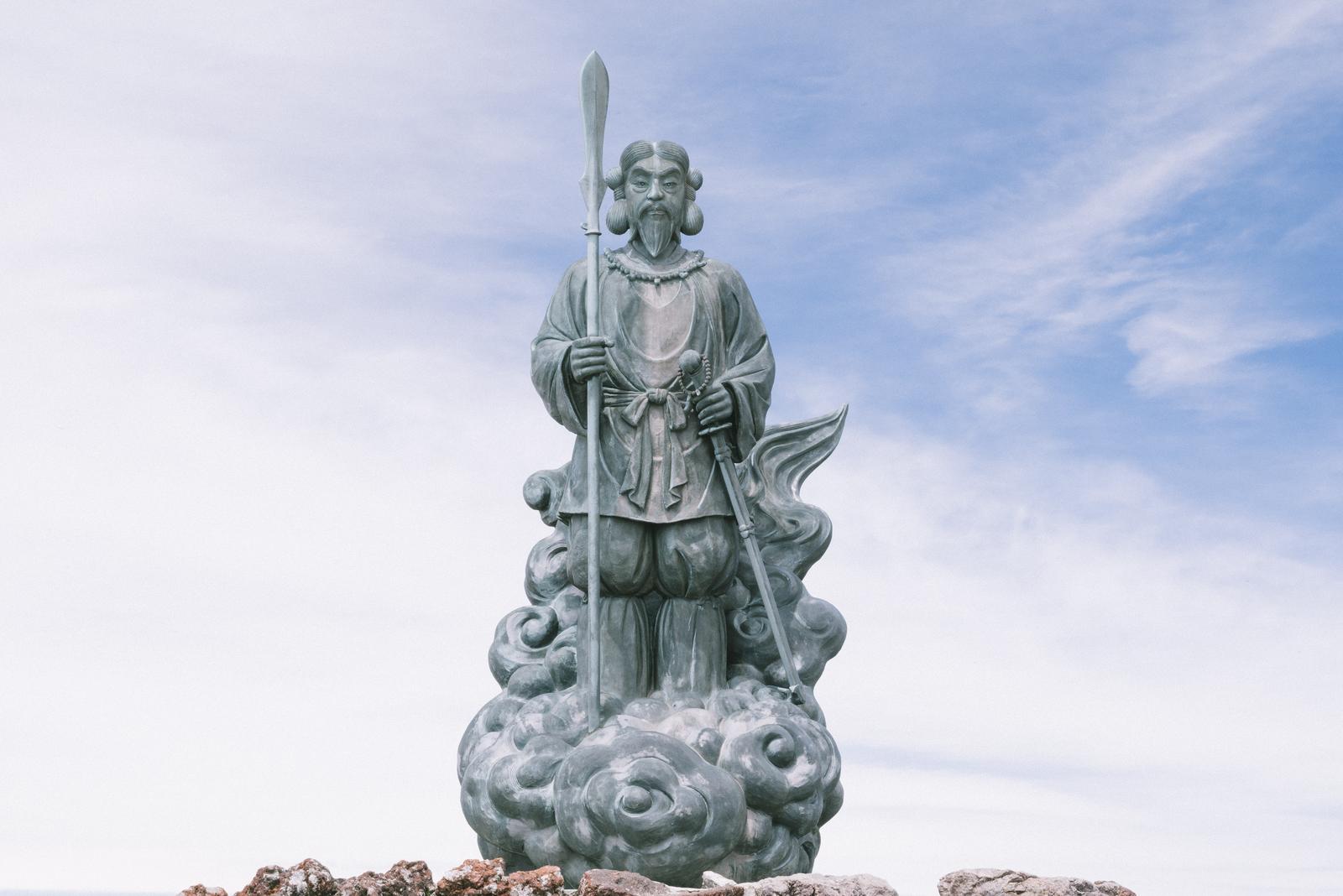 日本百名山の男体山頂上に建つ、緑青色の二荒山大神立像