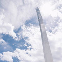 天に輝く男体山の宝剣と快晴の空 日本百名山の象徴の写真