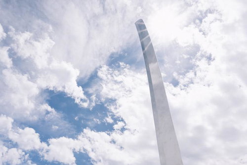 天に輝く男体山の宝剣と快晴の空 日本百名山の象徴