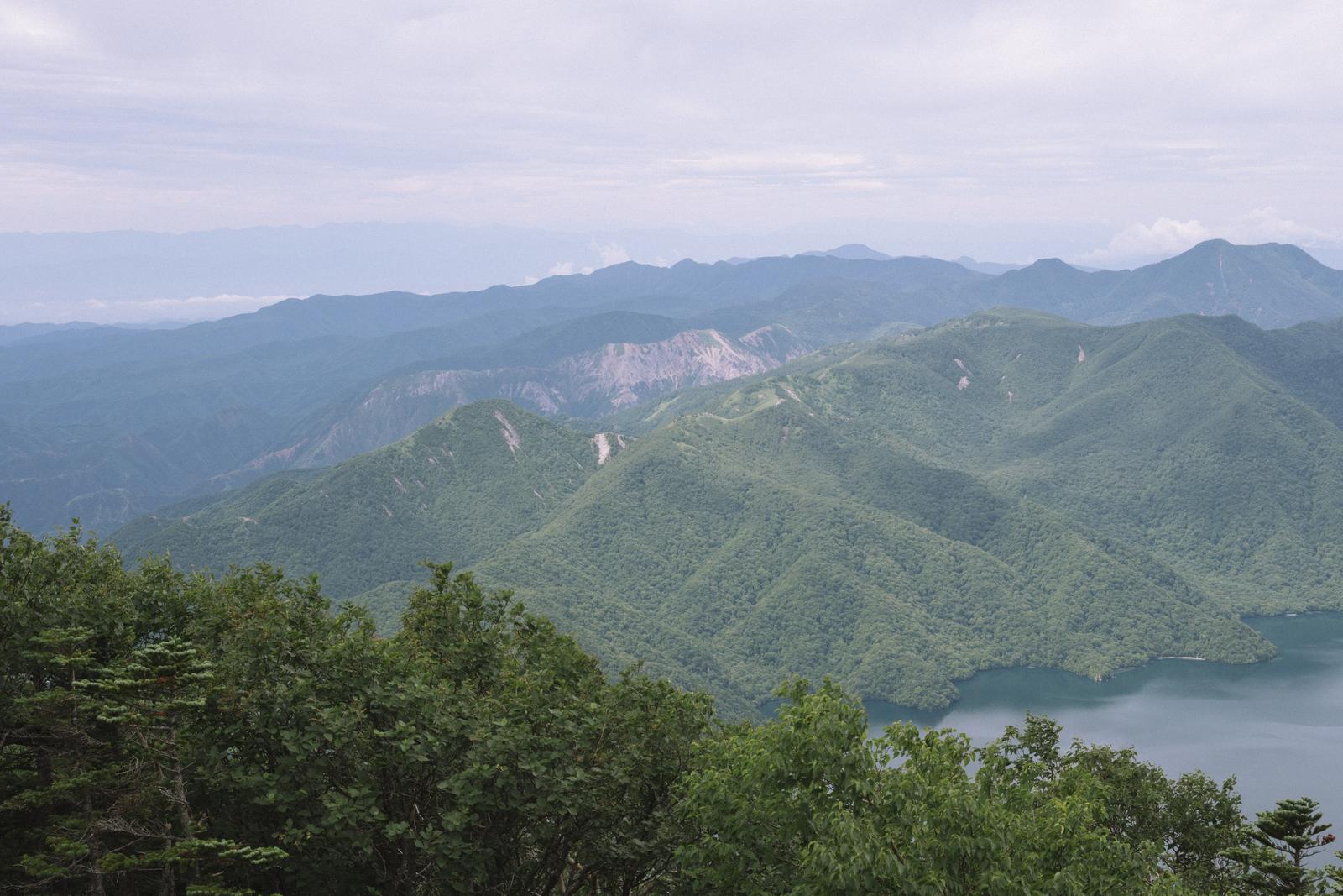 男体山から見た中倉山と遠景の山々が連なる山脈の風景