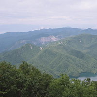 男体山から望む中倉山と連なる山々、湖水を望む山岳風景の写真