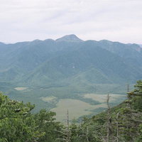 男体山の山頂から望む日光白根山と連なる山々の眺望の写真