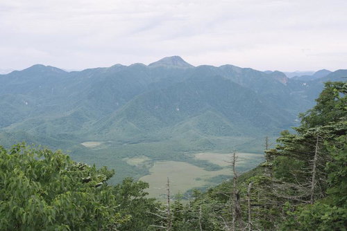 男体山の山頂から望む日光白根山と連なる山々の眺望