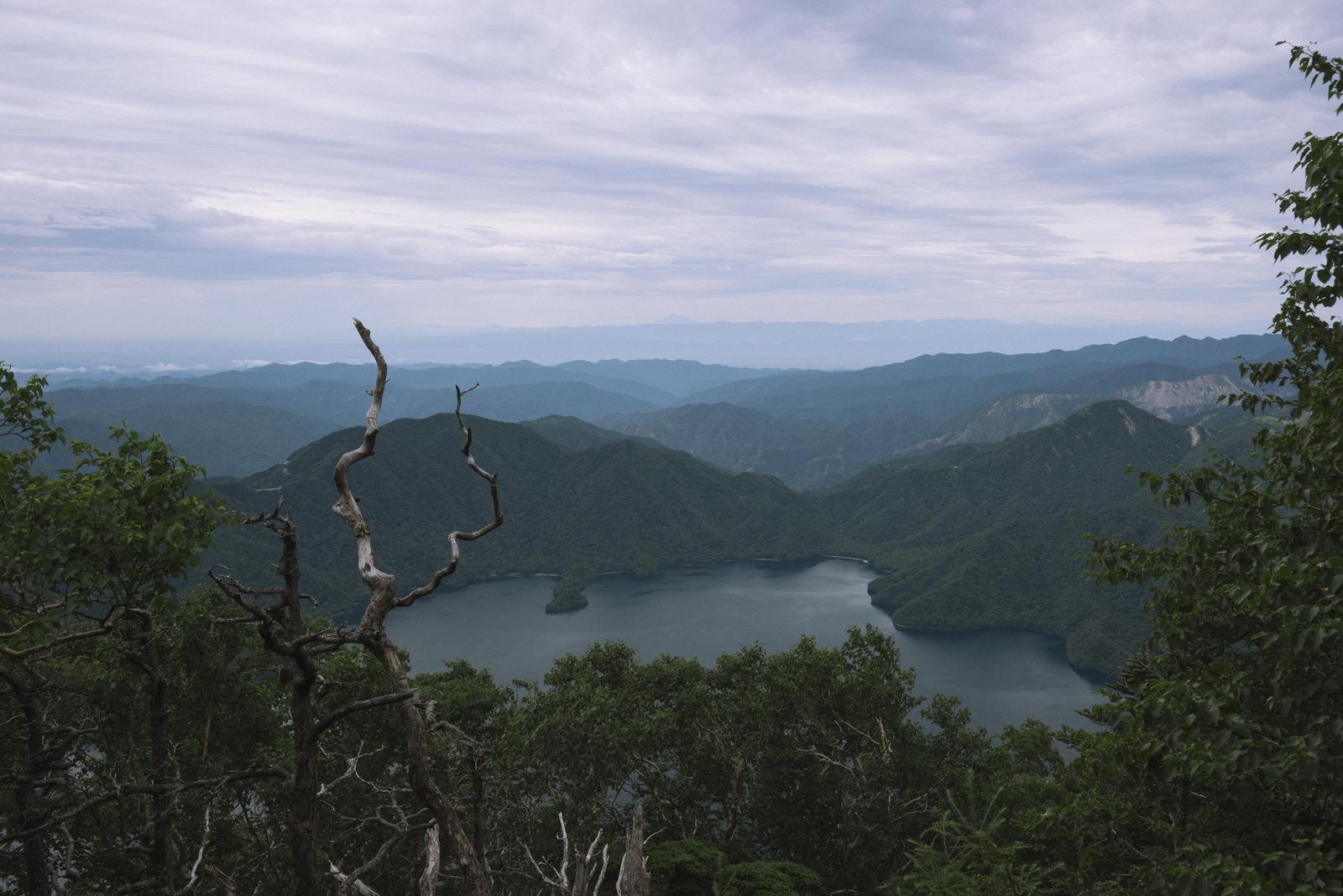 男体山の山頂から見た中禅寺湖と周囲の山々の風景