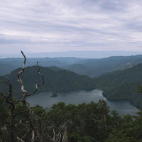 男体山から見下ろす中禅寺湖と山々の絶景、日本百名山の雄大な眺望の写真