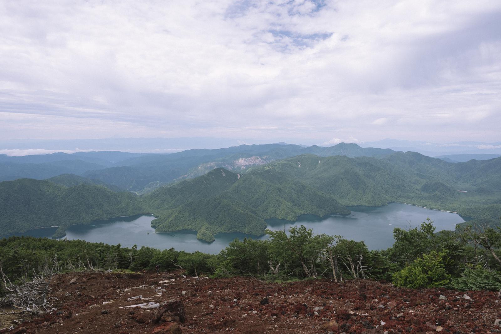 男体山と中禅寺湖を見下ろす火山岩の山頂からの眺め