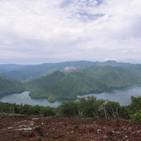 栃木県の日本百名山・男体山と中禅寺湖を見下ろす曇り空の山々の写真
