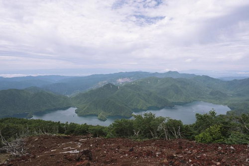 栃木県の日本百名山・男体山と中禅寺湖を見下ろす曇り空の山々