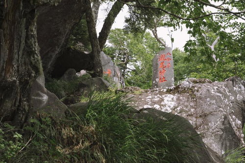 木陰から望む日本百名山・男体山八合目の瀧尾神社石碑
