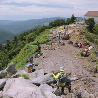 日本百名山・男体山の山頂での登山者の集いの写真