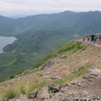 男体山山頂から眺める太郎山神社と日光の山並みの写真