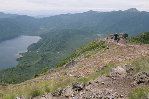 男体山山頂から眺める太郎山神社と日光の山並み