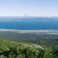 利尻山の山頂からすぐそこに見える礼文島と日本百名山の絶景の写真