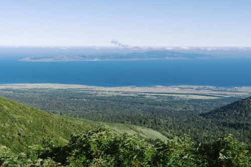 利尻山の山頂からすぐそこに見える礼文島と日本百名山の絶景
