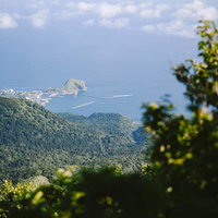 利尻山の山頂から眺める鴛泊港と沿岸風景、日本百名山からの絶景の写真