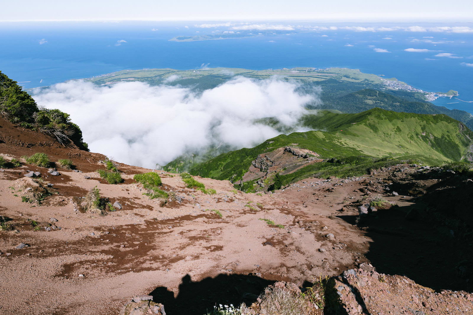 利尻岳の稜線から見た礼文島と雲海