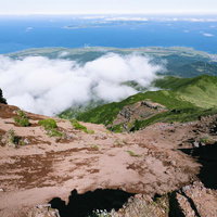 利尻山の稜線から見下ろす礼文島と雲海の山岳風景の写真