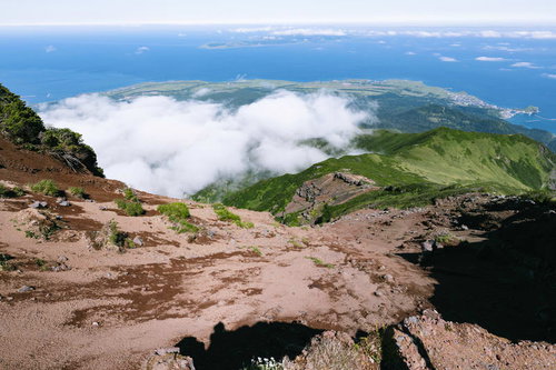 利尻山の稜線から見下ろす礼文島と雲海の山岳風景