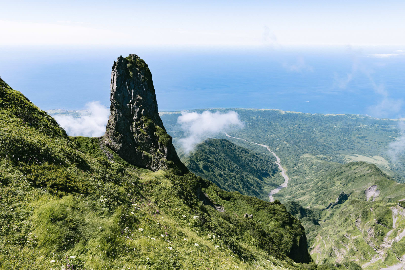 利尻岳のローソク岩から見た山並みと水平線の眺望