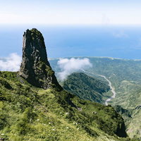 利尻岳のローソク岩からの絶景と遠く見える水平線の風景の写真