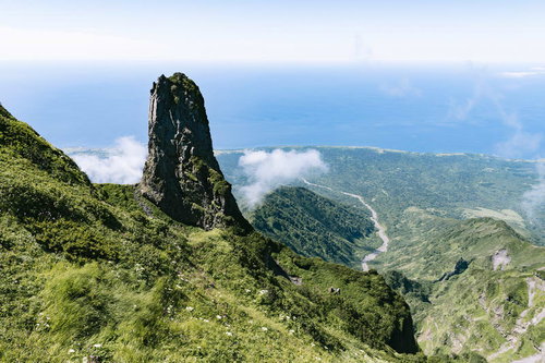 利尻岳のローソク岩からの絶景と遠く見える水平線の風景