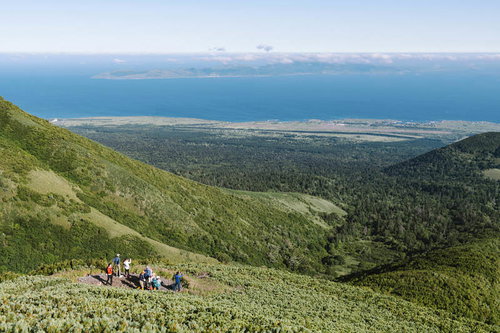 利尻山中腹から眺める礼文島と水平線、登山者の風景
