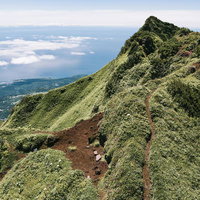 利尻岳南峰への登山道 日本百名山の火山性斜面を進むトレッキングルートの写真