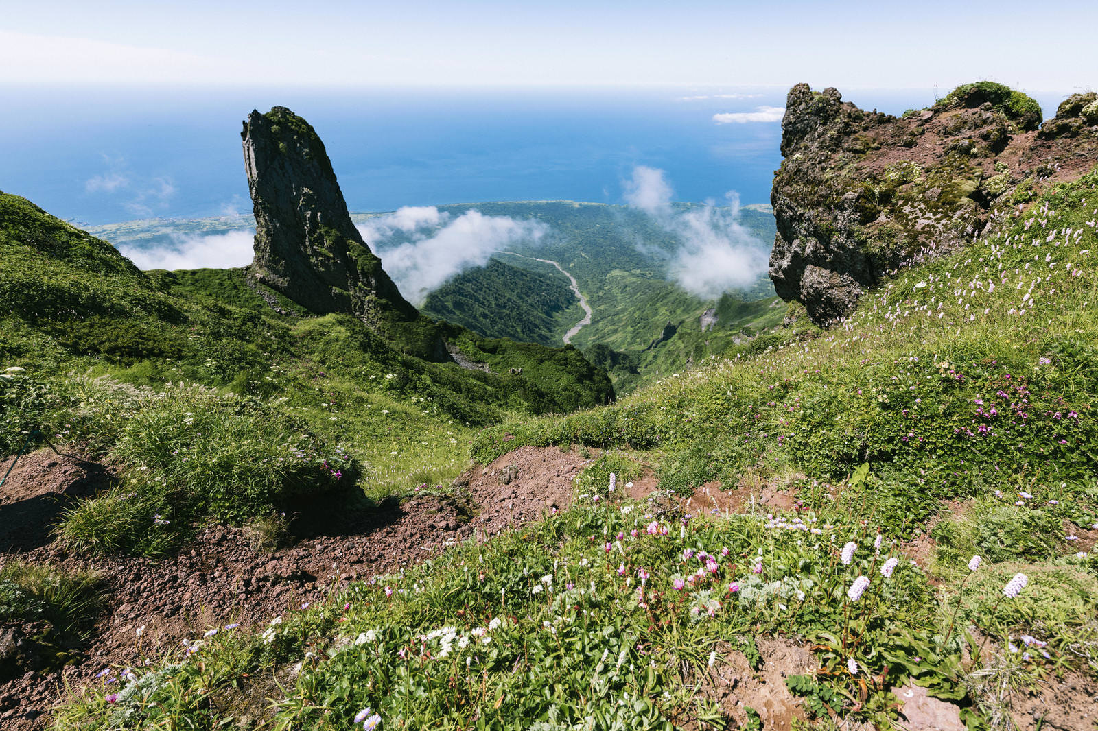 利尻山の山頂から望むローソク岩と遠方の海