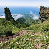 利尻山山頂から見るローソク岩と海岸線の絶景の写真