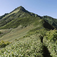 利尻山避難小屋付近から眺める山頂方面の登山道の写真
