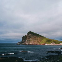 夕方のペシ岬と利尻岳を望む北海道の海岸風景の写真