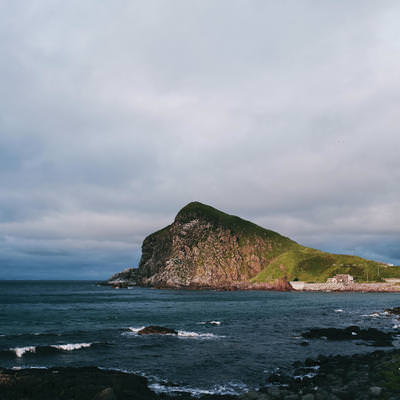 夕方のペシ岬と利尻岳を望む北海道の海岸風景の写真