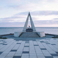 朝日を浴びる日本最北端の宗谷岬の雄大な風景の写真
