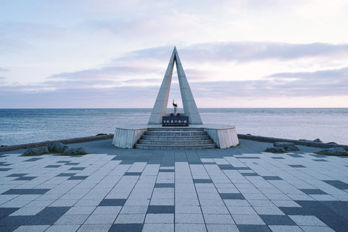 朝日を浴びる日本最北端の宗谷岬の雄大な風景