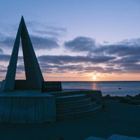 日本最北端・宗谷岬の夜明けの朝日と記念碑の写真