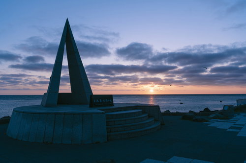 日本最北端・宗谷岬の夜明けの朝日と記念碑