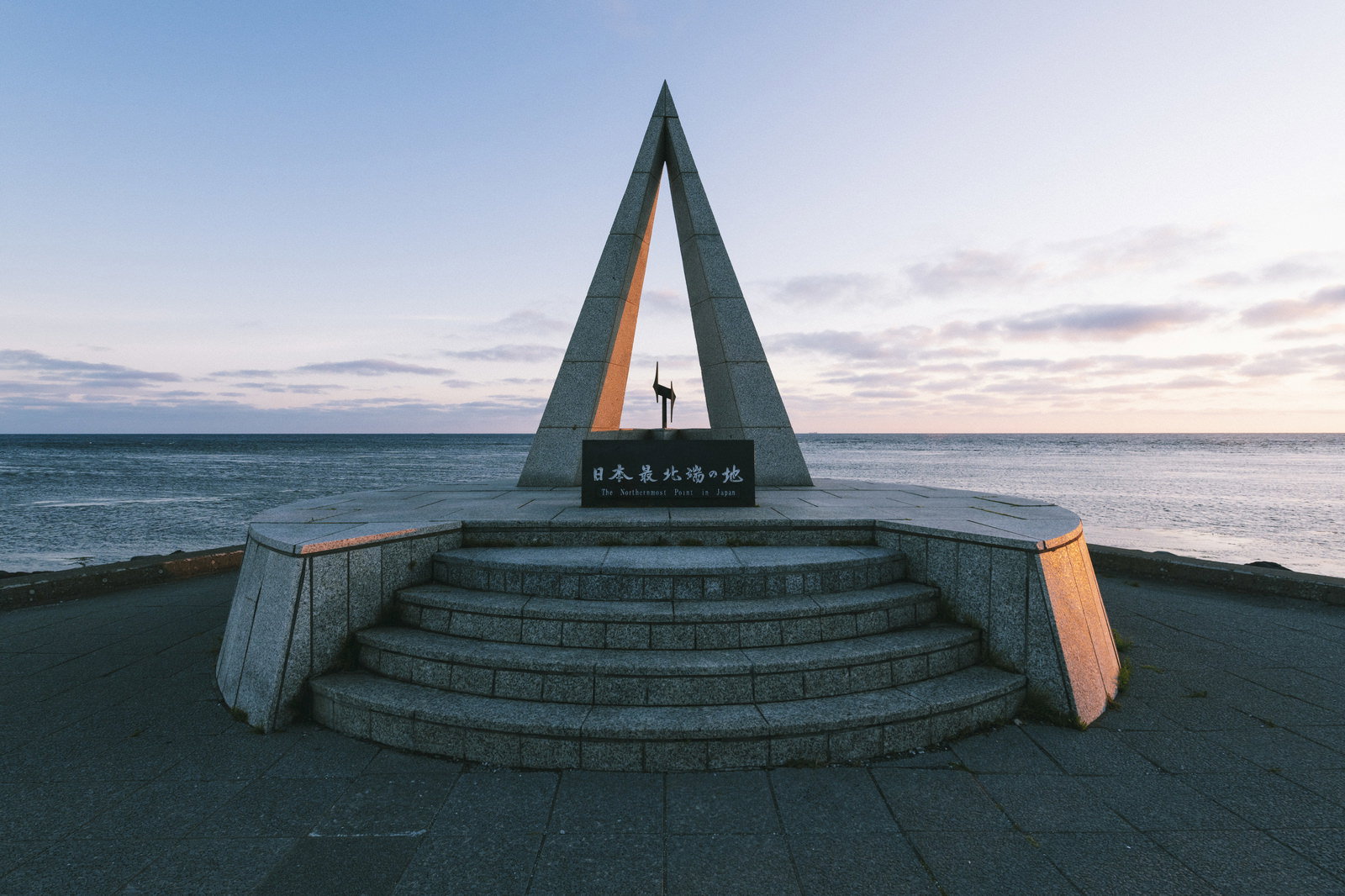朝日を浴びる宗谷岬の日本最北端記念碑と海の風景