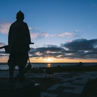 北海道宗谷岬で朝日を眺める間宮林蔵像と日本最北端の景観の写真