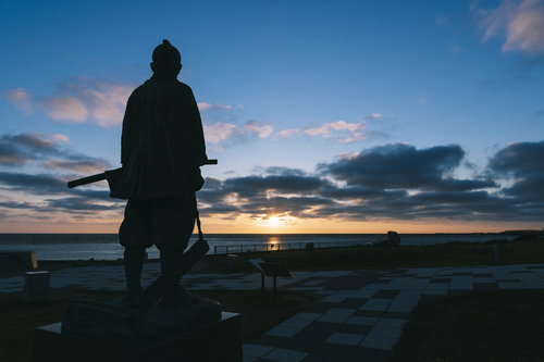 北海道宗谷岬で朝日を眺める間宮林蔵像と日本最北端の景観