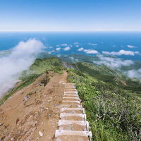 洋上富士と呼ばれる利尻岳の山頂から見下ろす水平線の写真