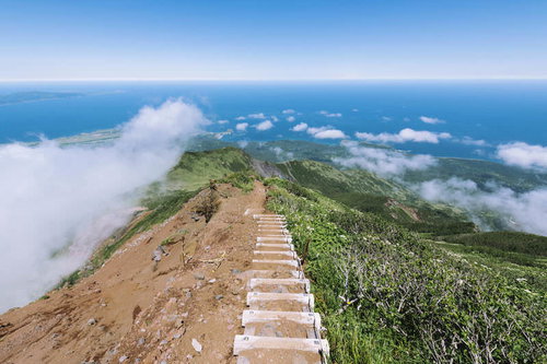 洋上富士と呼ばれる利尻岳の山頂から見下ろす水平線