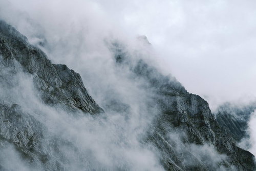 ガスから顔をのぞかせる奥穂高岳の険しい岩肌