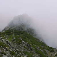 ガスに包まれる奥穂高岳ザイテングラートの岩山の写真