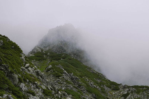 ガスに包まれる奥穂高岳ザイテングラートの岩山