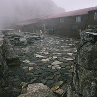 ガスの中の穂高岳山荘と石畳の写真